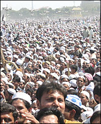 बुश का विरोध करने के लिए रैली