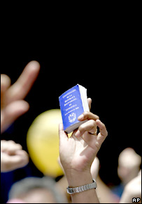 Manifestante exibe cópia de Constituição da Venezuela em protesto