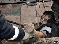 Sobrevivente é retirado dos escombros