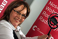 Caryl gyda'i gwobr yn seremoni Gwobrau RAP 2007