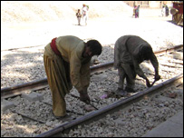 پٹڑی کے نیچے لکڑی یا لوہے کے بجائے سمنٹ کے سلیپر لگائےگئے ہیں۔ 