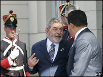 Lula conversa com Hugo Chávez em Montevidéu