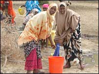 زنان سومالیایی در حال جمع آوری آب