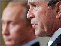 Putin e Bush após conferência em Washington