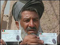 Refugiado afegão se registra para as eleições presidenciais