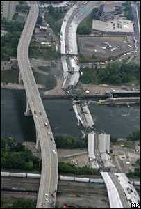 Ponte que desabou sobre o rio Mississippi
