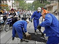 Các công nhân đang thi công tại một đô thị