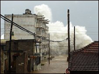 Sóng biển đập vào bờ ở phía đông Cuba