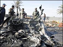 Carro em chamas em Bagdá