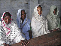 اسکول جانے والی عمر رسیدہ عورتیں