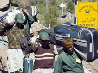 नियंत्रण रेखा पार करते लोग