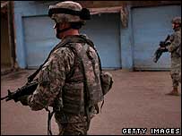 Lính Mỹ đi tuần trên đường phố Iraq ngày 27 tháng 8 năm 2007