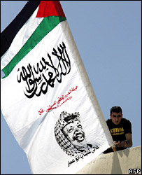 یکی از هواداران فتح با پرچم این گروه برفراز ساختمان شورای شهر در نابلس