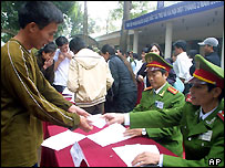 Nguyễn Văn Nam, 37 tuổi, ký giấy ra trại