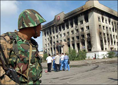 Một binh sĩ canh gác bên ngoài trụ sở của đảng cầm quyền