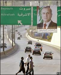 Cartaz com foto de Michel Suleiman em estrada próxima a Beirute