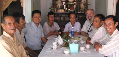 GS Jack Harris (thứ ba từ phải qua) trong một lần nghiên cứu điền dã