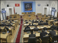 Parlamentares no prédio do Legislativo quirguiz