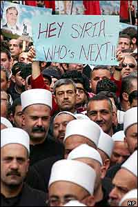 Libaneses lamentando a morte de Rafik Hariri