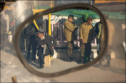 پیر مرد در تجریش کارت تلفن می فروشد