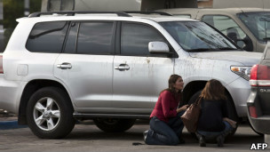 Mulheres se protegem em Tel Aviv durante alarme antiaéreo