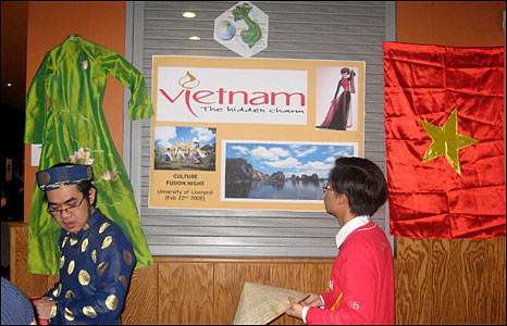 Đăng và 1 bạn sinh viên VN khác trong Hội sinh viên VN tại Liverpool