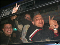 Otobüslere bindirilen Filistinli mahkumlar