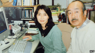 山本的父亲（右）是《朝日新闻》的退休记者（资料照片，1998）。