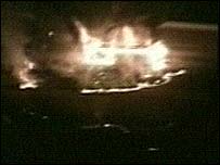 Imagem de TV mostra ônibus de refugiados em chamas em Dallas