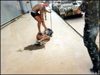 Irak'ta aşağılanan tutuklu