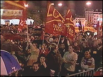 Paris'te anayasanın reddedilmesini kutlayan halk