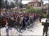 Yeşil Hat'tan geçiş için bekleyen Kıbrıslı Rumlar 