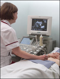 دکتر در حال معاينه تلويزيونی بيمار