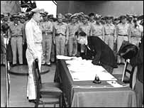 وزير خارجه ژاپن و ژنرال مک آرتور در امضای معاهده تسليم