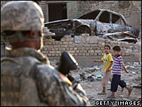 سرباز آمریکایی و کودکان عراقی