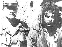 Félix Rodríguez e Che Guevara, momentos antes da execução do líder revolucionário