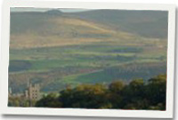 Carnedd Gwenllian i'r dde uwchben Castell Penrhyn