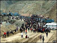 Equipes de resgate no local da minaem Shanxi