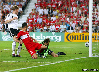 Semih Senturk ghi bàn