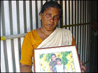 सूनामी में अपने परिवार को खो चुकी एक महिला