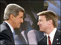 John Kerry (solda) ve John Edwards 