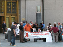 Cảnh nhóm biểu tình ủng hộ nạn nhân chất da cam trước tòa