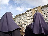 دو راهبه در مقابل بيمارستان محل بستری پاپ