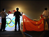 Ủng hộ viên TQ đón đuốc Olympic tại TP HCM