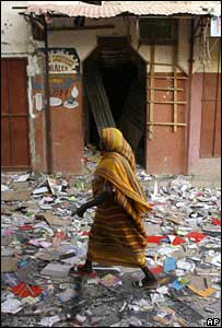 Moradora passa pelo mercado central da capital do Chade, Ndjamena