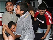 Ferido é levado para hospital em Gaza