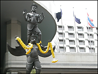 Trước một khách sạn ở Bangkok