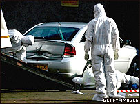 Policiais verificam veículo perto de mesquita em Glasgow
