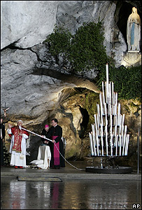 Papa Bento 16 dentro da Gruta das Aparições