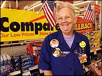 वॉलमार्ट स्टोर में महिला कर्मचारी